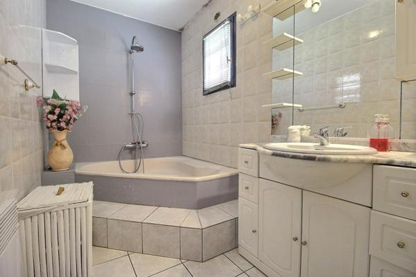 MAISON INDIVIDUELLE AVEC 4 CHAMBRES ET JARDIN CLOS