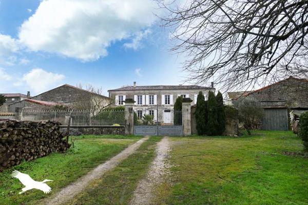 Maison à vendre |  Rouillac |  11 pièces | 315 m²