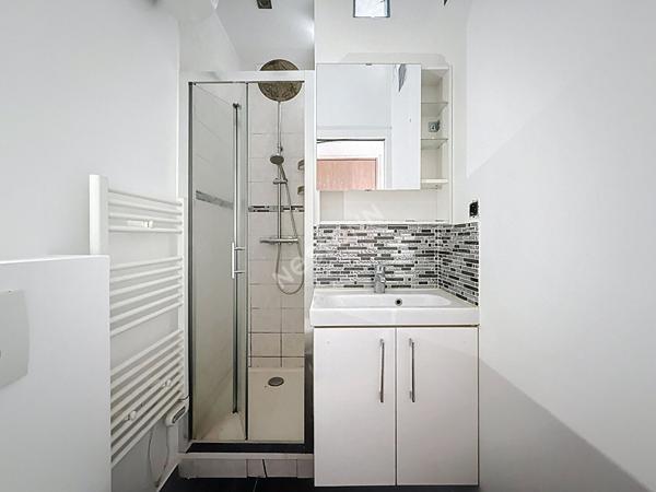 MONTREUIL LIMITE VINCENNES, 600 METRES DU METRO BERAULT ET DU RER A, BEAU STUDIO DANS UNE PETITE RESIDENCE ANNEES 30