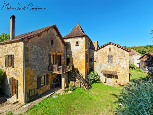 A vendre Maison en pierre de caractère de 240 m², pigeonnier, ancien séchoir à tabac et terrain clos de 2 065 m² – Lalinde 24150