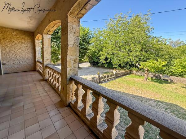 A vendre Maison en pierre de caractère de 240 m², pigeonnier, ancien séchoir à tabac et terrain clos de 2 065 m² – Lalinde 24150