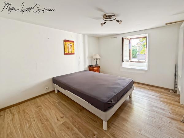 A vendre Maison en pierre de caractère de 240 m², pigeonnier, ancien séchoir à tabac et terrain clos de 2 065 m² – Lalinde 24150