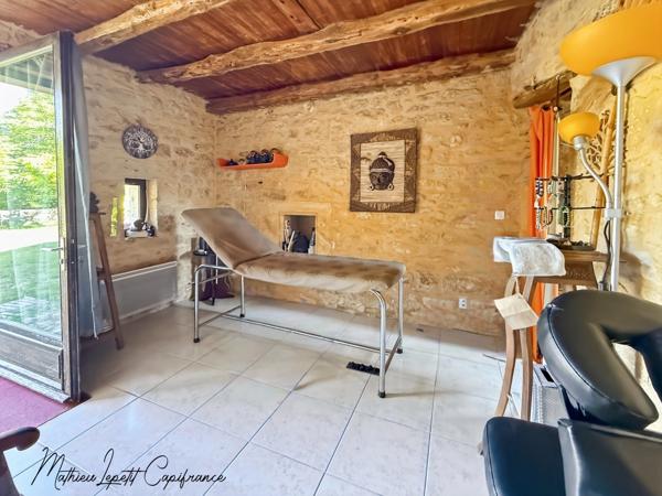 A vendre Maison en pierre de caractère de 240 m², pigeonnier, ancien séchoir à tabac et terrain clos de 2 065 m² – Lalinde 24150
