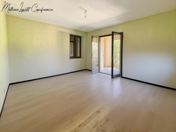 A vendre Maison en pierre de caractère de 240 m², pigeonnier, ancien séchoir à tabac et terrain clos de 2 065 m² – Lalinde 24150