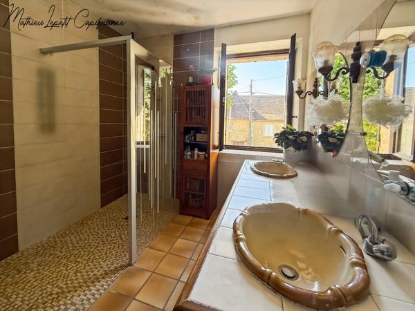 A vendre Maison en pierre de caractère de 240 m², pigeonnier, ancien séchoir à tabac et terrain clos de 2 065 m² – Lalinde 24150