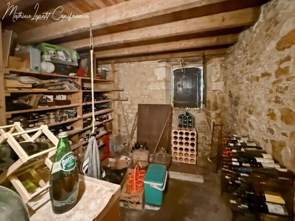 A vendre Maison en pierre de caractère de 240 m², pigeonnier, ancien séchoir à tabac et terrain clos de 2 065 m² – Lalinde 24150