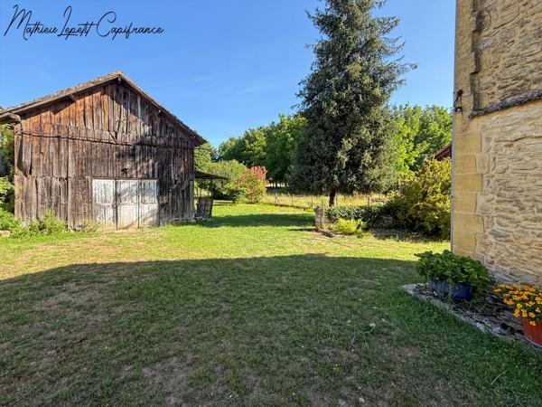 A vendre Maison en pierre de caractère de 240 m², pigeonnier, ancien séchoir à tabac et terrain clos de 2 065 m² – Lalinde 24150