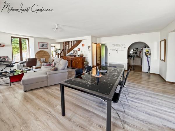 A vendre Maison en pierre de caractère de 240 m², pigeonnier, ancien séchoir à tabac et terrain clos de 2 065 m² – Lalinde 24150