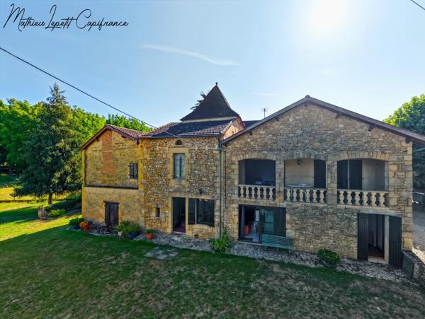 A vendre Maison en pierre de caractère de 240 m², pigeonnier, ancien séchoir à tabac et terrain clos de 2 065 m² – Lalinde 24150