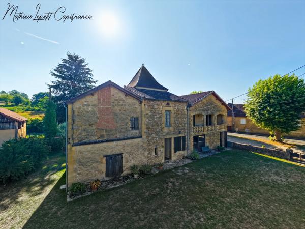 A vendre Maison en pierre de caractère de 240 m², pigeonnier, ancien séchoir à tabac et terrain clos de 2 065 m² – Lalinde 24150