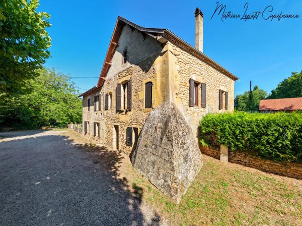 A vendre Maison en pierre de caractère de 240 m², pigeonnier, ancien séchoir à tabac et terrain clos de 2 065 m² – Lalinde 24150