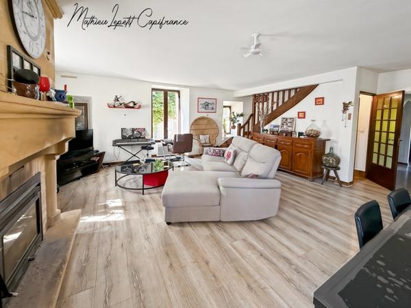 A vendre Maison en pierre de caractère de 240 m², pigeonnier, ancien séchoir à tabac et terrain clos de 2 065 m² – Lalinde 24150