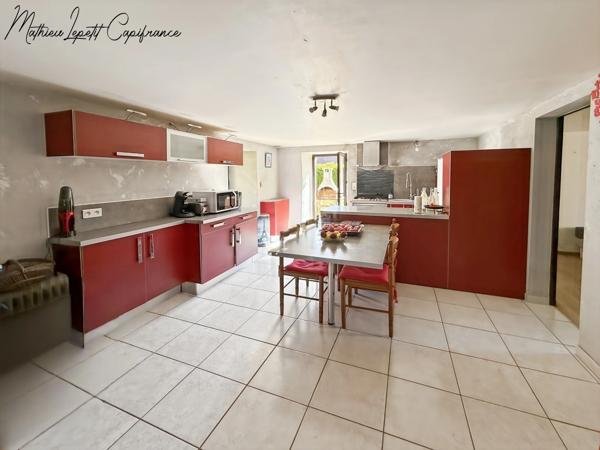 A vendre Maison en pierre de caractère de 240 m², pigeonnier, ancien séchoir à tabac et terrain clos de 2 065 m² – Lalinde 24150