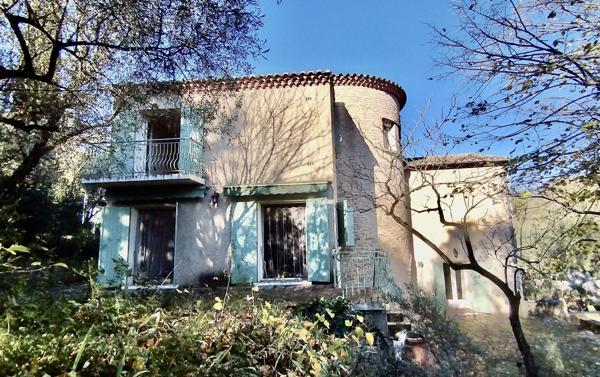 Villa atypique proche centre-ville, grande parcelle