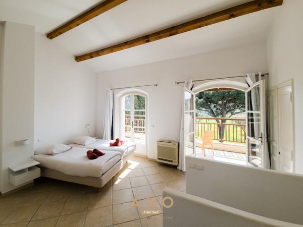 GASSIN - DOMAINE DU GOLF - MAISON - T5 - 130 M2 - JARDIN - JACUZZI - PARKING - 1 350 000