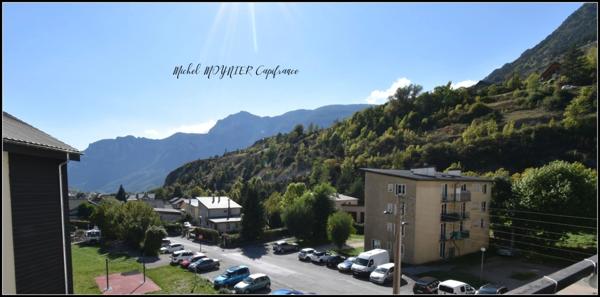 T3 rénové avec balcon, vue dégagée plein sud – L'Argentière-la-Bessée