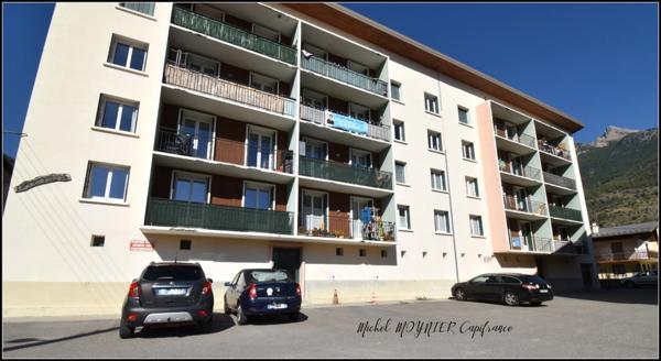 T3 rénové avec balcon, vue dégagée plein sud – L'Argentière-la-Bessée