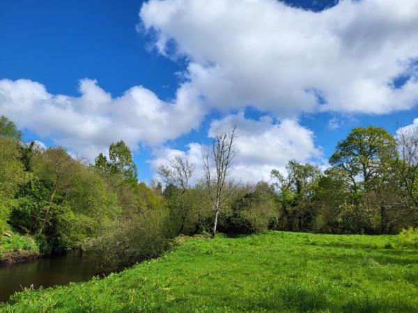 Prairie située dans un cadre reposant au bord du Léguer, à Ploubezre !