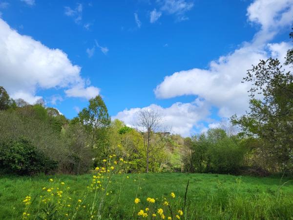 Prairie située dans un cadre reposant au bord du Léguer, à Ploubezre !