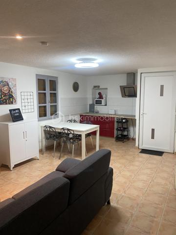 Immeuble de rapport – 10 appartements + local commercial – Saint-Paul-Trois-Châteaux

Idéal investisseur – Forte rentabilité – Emplacement centre-ville

Situé au cœur de Saint-Paul-Trois-Châteaux, découvrez cet immeuble de rapport de 385,90 m², offrant une configuration particulièrement intéressante pour un investissement locatif et patrimonial.

L'ensemble comprend 10 appartements, représentant environ 271,90 m² habitables, avec une répartition diversifiée et adaptée au marché locatif : 5 studios/T1, 4 appartements T2 et 1 appartement T3.

En rez-de-chaussée, l'immeuble dispose également d'un local commercial d'environ 114 m², composé d'un espace de vente de plus de 73 m², de deux réserves et de sanitaires.

L'ensemble bénéficie d'une forte rentabilité locative, avec l'avantage de répartir le risque entre plusieurs logements et une surface commerciale.

La configuration actuelle permet également d'envisager différentes stratégies d'investissement : conservation de l'ensemble en patrimoine, optimisation de l'exploitation locative ou valorisation à terme par la revente individualisée des différents lots.

Des caves, parties communes et un grenier complètent l'ensemble.

Sa situation centrale à Saint-Paul-Trois-Châteaux, proche site EDF et ORANO. 
La diversité de ses lots, la présence du local commercial et son rendement en font un actif particulièrement intéressant pour un investisseur recherchant un immeuble complet avec revenus immédiats et potentiel de valorisation.

Dossier complet et informations complémentaires sur demande.