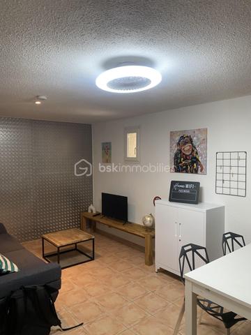 Immeuble de rapport – 10 appartements + local commercial – Saint-Paul-Trois-Châteaux

Idéal investisseur – Forte rentabilité – Emplacement centre-ville

Situé au cœur de Saint-Paul-Trois-Châteaux, découvrez cet immeuble de rapport de 385,90 m², offrant une configuration particulièrement intéressante pour un investissement locatif et patrimonial.

L'ensemble comprend 10 appartements, représentant environ 271,90 m² habitables, avec une répartition diversifiée et adaptée au marché locatif : 5 studios/T1, 4 appartements T2 et 1 appartement T3.

En rez-de-chaussée, l'immeuble dispose également d'un local commercial d'environ 114 m², composé d'un espace de vente de plus de 73 m², de deux réserves et de sanitaires.

L'ensemble bénéficie d'une forte rentabilité locative, avec l'avantage de répartir le risque entre plusieurs logements et une surface commerciale.

La configuration actuelle permet également d'envisager différentes stratégies d'investissement : conservation de l'ensemble en patrimoine, optimisation de l'exploitation locative ou valorisation à terme par la revente individualisée des différents lots.

Des caves, parties communes et un grenier complètent l'ensemble.

Sa situation centrale à Saint-Paul-Trois-Châteaux, proche site EDF et ORANO. 
La diversité de ses lots, la présence du local commercial et son rendement en font un actif particulièrement intéressant pour un investisseur recherchant un immeuble complet avec revenus immédiats et potentiel de valorisation.

Dossier complet et informations complémentaires sur demande.