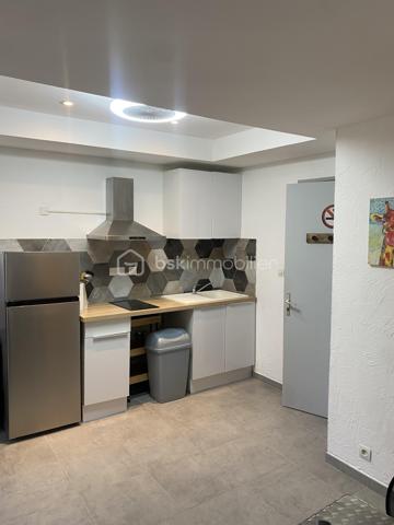 Immeuble de rapport – 10 appartements + local commercial – Saint-Paul-Trois-Châteaux

Idéal investisseur – Forte rentabilité – Emplacement centre-ville

Situé au cœur de Saint-Paul-Trois-Châteaux, découvrez cet immeuble de rapport de 385,90 m², offrant une configuration particulièrement intéressante pour un investissement locatif et patrimonial.

L'ensemble comprend 10 appartements, représentant environ 271,90 m² habitables, avec une répartition diversifiée et adaptée au marché locatif : 5 studios/T1, 4 appartements T2 et 1 appartement T3.

En rez-de-chaussée, l'immeuble dispose également d'un local commercial d'environ 114 m², composé d'un espace de vente de plus de 73 m², de deux réserves et de sanitaires.

L'ensemble bénéficie d'une forte rentabilité locative, avec l'avantage de répartir le risque entre plusieurs logements et une surface commerciale.

La configuration actuelle permet également d'envisager différentes stratégies d'investissement : conservation de l'ensemble en patrimoine, optimisation de l'exploitation locative ou valorisation à terme par la revente individualisée des différents lots.

Des caves, parties communes et un grenier complètent l'ensemble.

Sa situation centrale à Saint-Paul-Trois-Châteaux, proche site EDF et ORANO. 
La diversité de ses lots, la présence du local commercial et son rendement en font un actif particulièrement intéressant pour un investisseur recherchant un immeuble complet avec revenus immédiats et potentiel de valorisation.

Dossier complet et informations complémentaires sur demande.