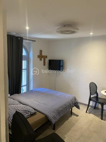 Immeuble de rapport – 10 appartements + local commercial – Saint-Paul-Trois-Châteaux

Idéal investisseur – Forte rentabilité – Emplacement centre-ville

Situé au cœur de Saint-Paul-Trois-Châteaux, découvrez cet immeuble de rapport de 385,90 m², offrant une configuration particulièrement intéressante pour un investissement locatif et patrimonial.

L'ensemble comprend 10 appartements, représentant environ 271,90 m² habitables, avec une répartition diversifiée et adaptée au marché locatif : 5 studios/T1, 4 appartements T2 et 1 appartement T3.

En rez-de-chaussée, l'immeuble dispose également d'un local commercial d'environ 114 m², composé d'un espace de vente de plus de 73 m², de deux réserves et de sanitaires.

L'ensemble bénéficie d'une forte rentabilité locative, avec l'avantage de répartir le risque entre plusieurs logements et une surface commerciale.

La configuration actuelle permet également d'envisager différentes stratégies d'investissement : conservation de l'ensemble en patrimoine, optimisation de l'exploitation locative ou valorisation à terme par la revente individualisée des différents lots.

Des caves, parties communes et un grenier complètent l'ensemble.

Sa situation centrale à Saint-Paul-Trois-Châteaux, proche site EDF et ORANO. 
La diversité de ses lots, la présence du local commercial et son rendement en font un actif particulièrement intéressant pour un investisseur recherchant un immeuble complet avec revenus immédiats et potentiel de valorisation.

Dossier complet et informations complémentaires sur demande.