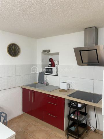 Immeuble de rapport – 10 appartements + local commercial – Saint-Paul-Trois-Châteaux

Idéal investisseur – Forte rentabilité – Emplacement centre-ville

Situé au cœur de Saint-Paul-Trois-Châteaux, découvrez cet immeuble de rapport de 385,90 m², offrant une configuration particulièrement intéressante pour un investissement locatif et patrimonial.

L'ensemble comprend 10 appartements, représentant environ 271,90 m² habitables, avec une répartition diversifiée et adaptée au marché locatif : 5 studios/T1, 4 appartements T2 et 1 appartement T3.

En rez-de-chaussée, l'immeuble dispose également d'un local commercial d'environ 114 m², composé d'un espace de vente de plus de 73 m², de deux réserves et de sanitaires.

L'ensemble bénéficie d'une forte rentabilité locative, avec l'avantage de répartir le risque entre plusieurs logements et une surface commerciale.

La configuration actuelle permet également d'envisager différentes stratégies d'investissement : conservation de l'ensemble en patrimoine, optimisation de l'exploitation locative ou valorisation à terme par la revente individualisée des différents lots.

Des caves, parties communes et un grenier complètent l'ensemble.

Sa situation centrale à Saint-Paul-Trois-Châteaux, proche site EDF et ORANO. 
La diversité de ses lots, la présence du local commercial et son rendement en font un actif particulièrement intéressant pour un investisseur recherchant un immeuble complet avec revenus immédiats et potentiel de valorisation.

Dossier complet et informations complémentaires sur demande.