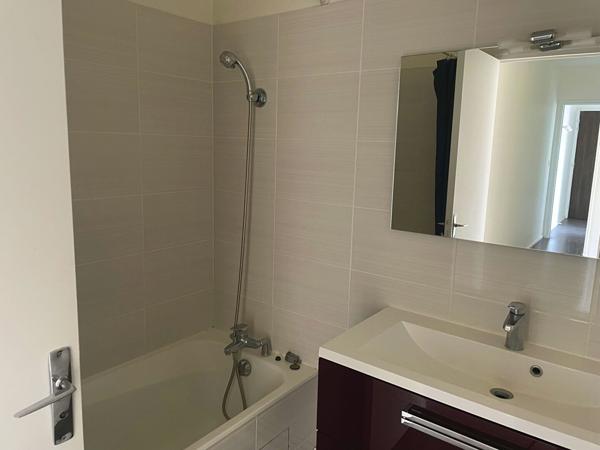 Location
                Appartement70,9 m² - 3 Pièces -
                    CLERMONT FERRAND (63000)