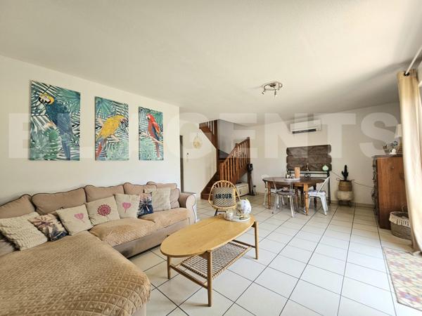 Maison avec jardin, garage et une place de parking exterieur