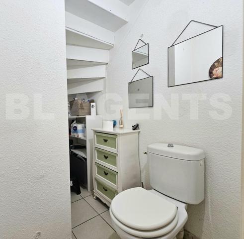 Maison avec jardin, garage et une place de parking exterieur