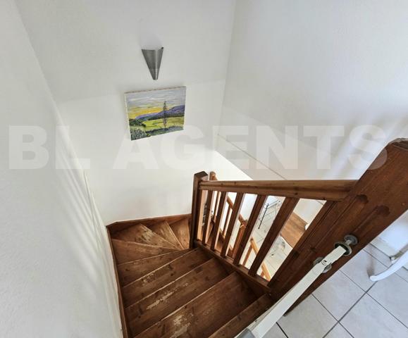 Maison avec jardin, garage et une place de parking exterieur