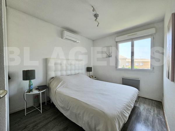 Maison avec jardin, garage et une place de parking exterieur