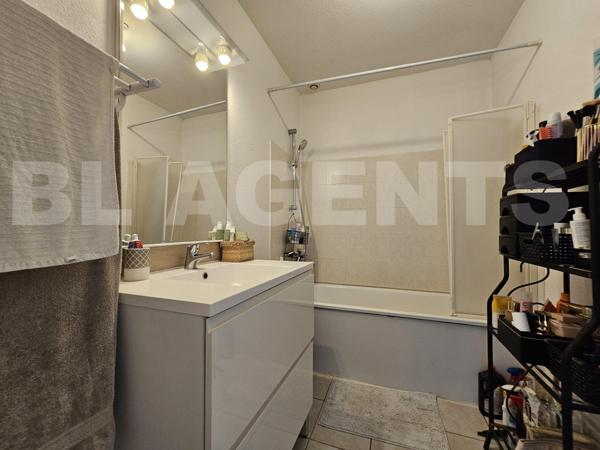 Maison avec jardin, garage et une place de parking exterieur