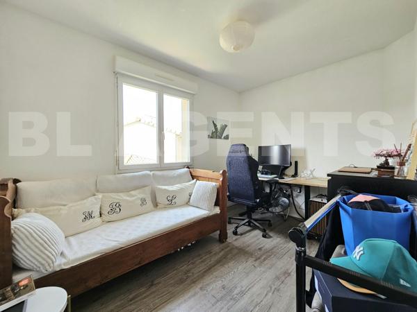 Maison avec jardin, garage et une place de parking exterieur