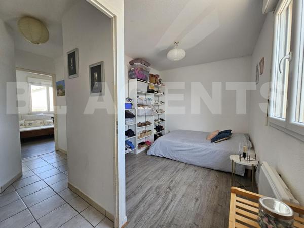 Maison avec jardin, garage et une place de parking exterieur