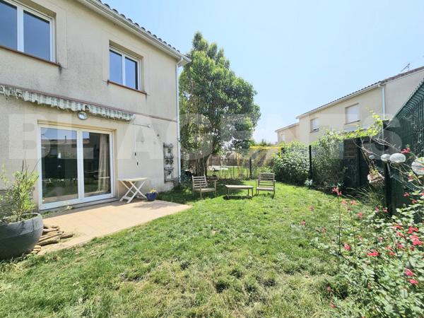 Maison avec jardin, garage et une place de parking exterieur