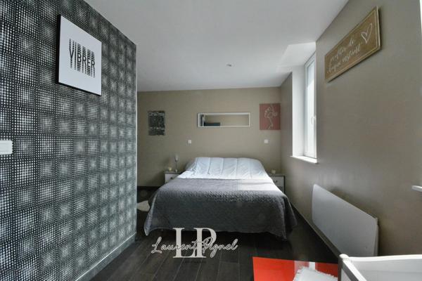 Maison rénovée avec cour et dépendance proche centre