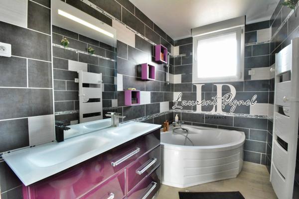 Maison rénovée avec cour et dépendance proche centre