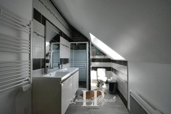 Maison rénovée avec cour et dépendance proche centre