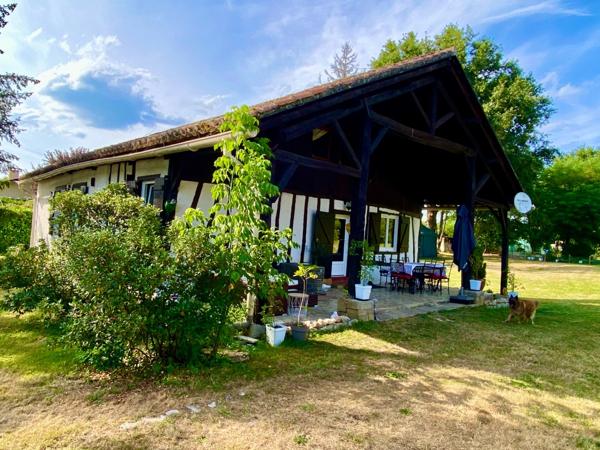 MAISON A COLOMBAGES RENOVEE AVEC GITE INDEPENDANT SUR 2700 M2 DE TERRAIN A LACQUY.