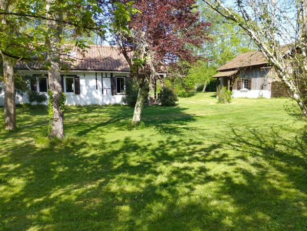 MAISON A COLOMBAGES RENOVEE AVEC GITE INDEPENDANT SUR 2700 M2 DE TERRAIN A LACQUY.