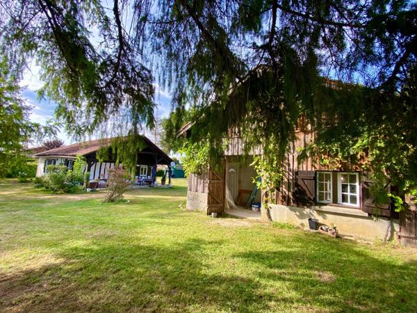 MAISON A COLOMBAGES RENOVEE AVEC GITE INDEPENDANT SUR 2700 M2 DE TERRAIN A LACQUY.
