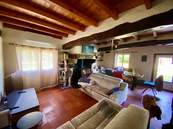 MAISON A COLOMBAGES RENOVEE AVEC GITE INDEPENDANT SUR 2700 M2 DE TERRAIN A LACQUY.