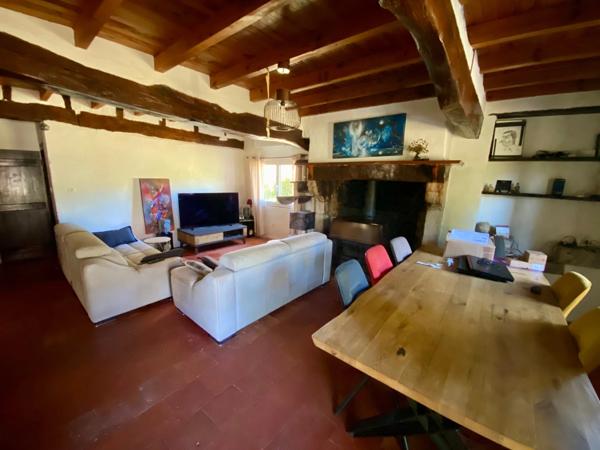 MAISON A COLOMBAGES RENOVEE AVEC GITE INDEPENDANT SUR 2700 M2 DE TERRAIN A LACQUY.