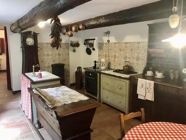 Location                                                      Maison de village
                        
                     4 pièces                      90 m2                     à Saint-Mitre-les-Remparts