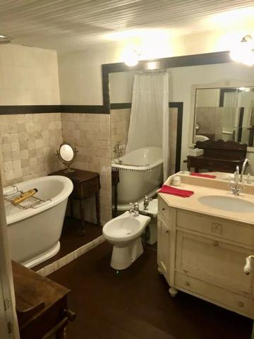 Location                                                      Maison de village
                        
                     4 pièces                      90 m2                     à Saint-Mitre-les-Remparts