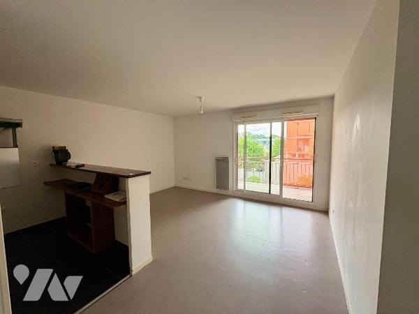 PACE - Dans une copropriété récente (2012), appartement de type T3 de 60m² situé au deuxième ét...
