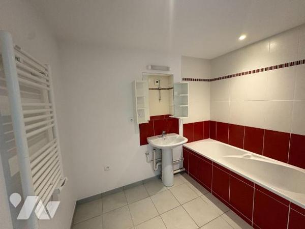 PACE - Dans une copropriété récente (2012), appartement de type T3 de 60m² situé au deuxième ét...
