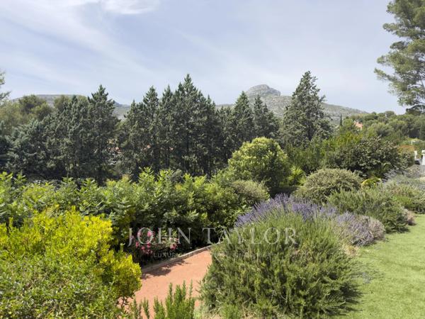 Propriété avec piscine et vue Garlaban aux portes d’Éoures
